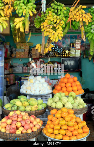 Mercato Mattutino in Duong Dong town. Frutti tropicali. Phu Quoc. Il Vietnam. Foto Stock