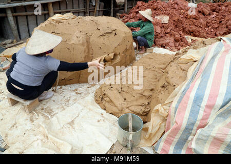 Creta per essere utilizzato in un tegole ceramiche fabbrica. Bac figlio. Il Vietnam. Foto Stock