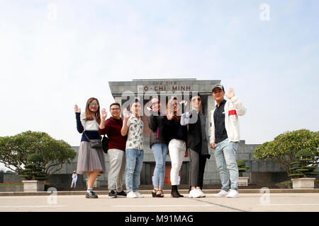 Giovani vietnamiti nella parte anteriore del Mausoleo di Ho Chi Minh. Hanoi. Il Vietnam. Foto Stock