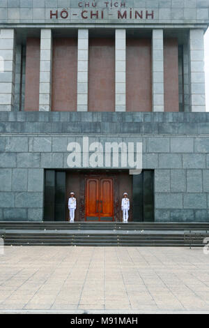 Mausoleo di Ho Chi Minh. Guardie all'entrata. Hanoi. Il Vietnam. Foto Stock