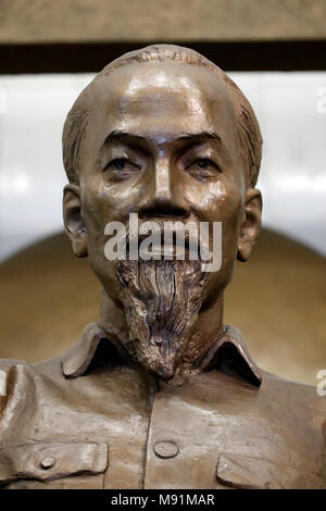 Statua di Ho Chi Minh, hall centrale, Museo Ho Chi Minh Ho Chi Minh (1890-1969) leader comunista vietnamita circa 1948. Hanoi. Il Vietnam. Foto Stock