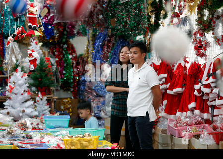 Popolo vietnamita lo shopping al mercato per comprare Ornamento per le vacanze di Natale. Ho Chi Minh City. Il Vietnam. Foto Stock