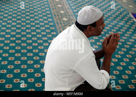 Saigon Moschea centrale. Uomo musulmano di pregare. Ho Chi Minh City. Il Vietnam. Foto Stock