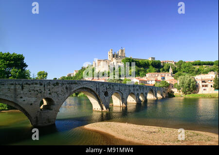 Pont Vieux fiume Orb Cathedrale St Nazaire Beziers Herault Occitaine Francia Foto Stock