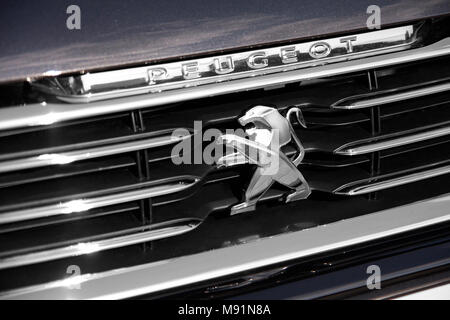 Varsavia, Polonia. 29 Agosto 2014: Close up del logo di Peuegot sull'auto anteriore.Peuegot è un francese di costruttore automobilistico, parte del Groupe PSA. Foto Stock