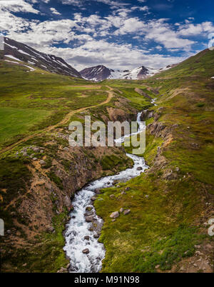 Paesaggio, Karlsa River, Eyjafjordur, Islanda. Questa immagine viene girato utilizzando un drone. Foto Stock