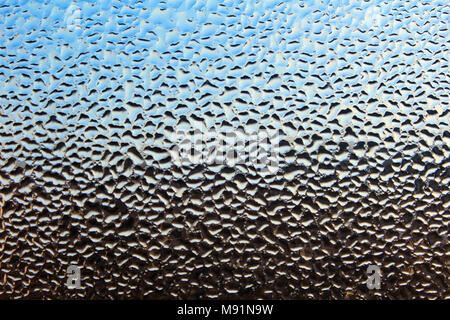Acqua gocce di rugiada sul vetro sfondo astratto Foto Stock