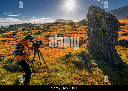 Photographer-Autumn, Arnarstapi, Snaefellsnes Peninsula, Islanda. Foto Stock