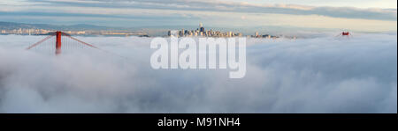 Ampio Panorama del centro cittadino di San Francisco a galleggiante sul bianco delle nuvole al tramonto Foto Stock