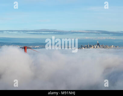 Dense nubi che coprono il San Francisco Golden Gate con centro in background Foto Stock