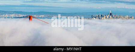 Il centro cittadino di San Francisco galleggiante su nuvole bianche con il Golden Gate Bridge e il Bay Bridge in background Foto Stock