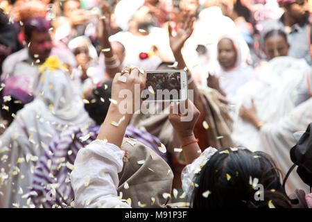 Registrazione di video durante la vedova holi celebrazione in Vrindavan, Uttar Pradesh, India Foto Stock