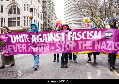 Migliaia si sono riuniti nel centro di Londra, per il mese di marzo contro il razzismo manifestazione nazionale, in segno di protesta del drammatico aumento in gara gli attacchi correlati. Foto Stock