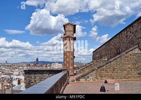 Vista aerea di Barcellona dal tetto della basilica in stile gotico. In Spagna, in Catalogna. Cityscape, skyline. Santa Maria del Mar. Foto Stock