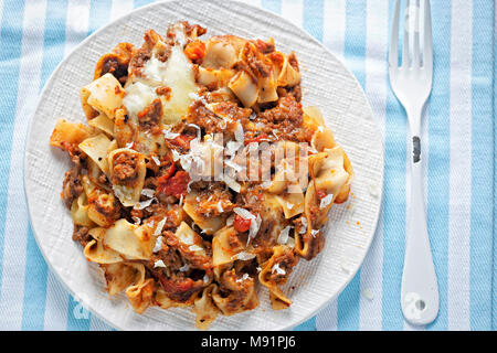 Bistecca chianti ragu. Cottura lenta tirata e carni bovine macinate in Chianti e sole asciugato di salsa di pomodoro sulla pappardelle Foto Stock