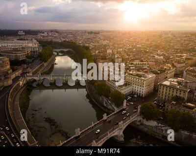 Tramonto sul fiume Tevere, Roma, Italia Foto Stock