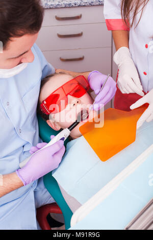 La polimerizzazione dentale Foto Stock