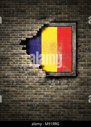 3D rendering di una bandiera della Romania oltre un arrugginito piatto metallico incorporato su un vecchio muro di mattoni Foto Stock