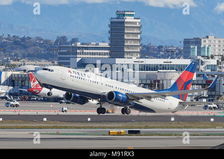 Delta Air Lines Boeing 737-800, decollo dall'Aeroporto Internazionale di Los Angeles LAX. La vecchia torre di controllo in background. In California, Stati Uniti d'America. Foto Stock