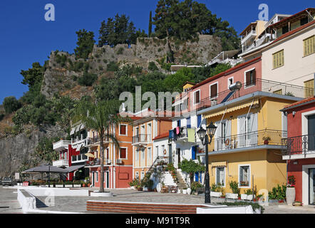 Vecchi edifici colorati e forte sulla collina Parga Grecia Foto Stock