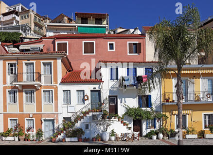 Vecchi edifici colorati street Parga Grecia stagione estiva Foto Stock