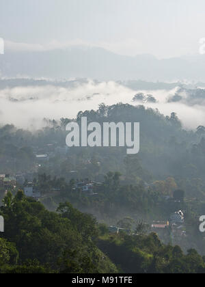 Un paesaggio vista aerea di Ella e la campagna circostante, colline e montagne avvolte nella nebbia e nuvole Sri Lanka. Foto Stock