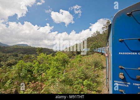 Una classe S12 MCG 928 diesel multiple-Unit (DMU) treno portando la gente del posto e i turisti tra Nanu Oya e ella in Sri Lanka. Foto Stock