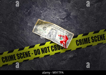 Dollaro con il sangue su di uno sfondo scuro con non cross crime scene tape Foto Stock