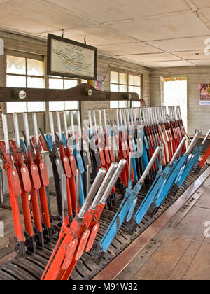 All'interno della casella segnale a Nanu Oya stazione ferroviaria, Sri Lanka che mostra le leve utilizzato per commutare le tracce. Foto Stock