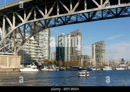 Un traghetto passeggeri su False Creek passando sotto il ponte di Granville, Vancouver, BC, Canada Foto Stock