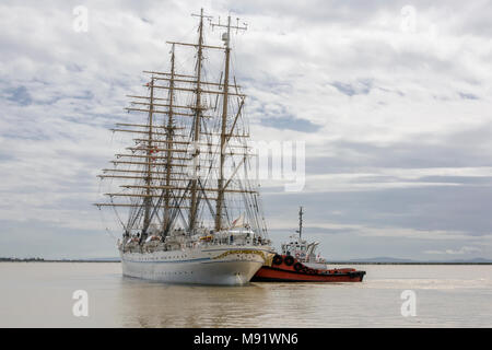 Rimorchiatore "Kootenay' aiutando Kaiwo Maru a girare intorno al Fraser Fiume nei pressi di Steveston, BC Foto Stock