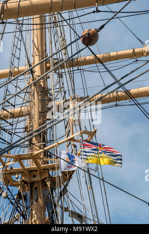 British Colulmbia cortesia battenti bandiera dalla Kaiwo Maru foremast, Steveston Pier, British Columbia Foto Stock