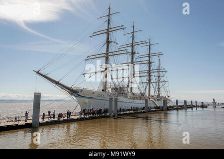 Flusso di visitatori per visitare il Kaiwo Maru al molo di Steveston, British Columbia Foto Stock