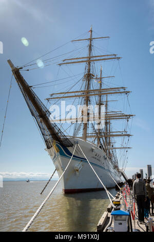 Vista di Kaiwo Maru dal bompresso con lens flare, Steveston, Richmond, BC Foto Stock