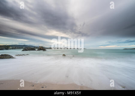 Pomeriggio di nuvole sulla spiaggia di Arnao Foto Stock