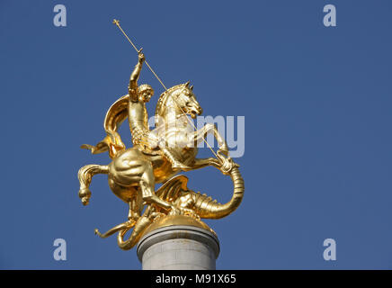 Oro scultura di San Giorgio che uccide il drago in cima ad una colonna in piazza della Libertà, Tbilisi, Georgia Foto Stock