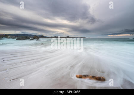Pomeriggio di nuvole sulla spiaggia di Arnao Foto Stock