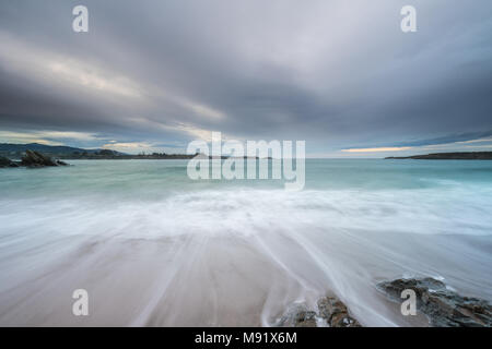 Pomeriggio di nuvole sulla spiaggia di Arnao Foto Stock