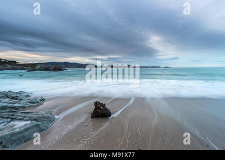 Pomeriggio di nuvole sulla spiaggia di Arnao Foto Stock