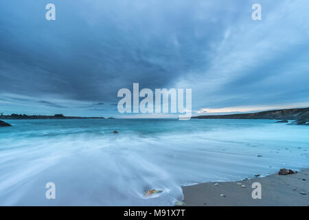 Pomeriggio di nuvole sulla spiaggia di Arnao Foto Stock