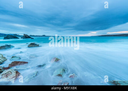 Pomeriggio di nuvole sulla spiaggia di Arnao Foto Stock