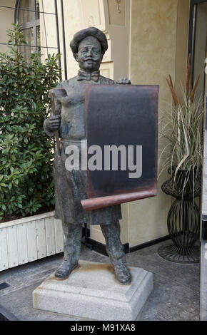 La scultura in bronzo di uno chef tenendo una rotellina di scorrimento e il mestolo al di fuori di un ristorante in città vecchia, Tbilisi, Georgia Foto Stock