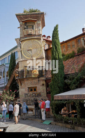 Il pendente Torre Orologio a Tbilisi Teatro delle Marionette e il cafe su Shavteli strada pedonale nel centro storico, Tbilisi, Georgia Foto Stock