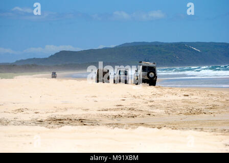 Great Sandy National Park, Queensland, Australia - 19 dicembre 2017. Tre 4WD veicoli che guidano sulla sabbia di 40 miglia di spiaggia in Great Sandy National Pa Foto Stock