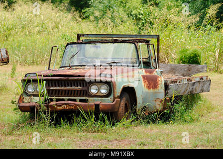 Rockhampton, Queensland, Australia - 27 dicembre 2017. Abbandonato il vecchio pickup Toyota auto tra vegetazione tropicale nella periferia della città di Rockhampton, QLD Foto Stock