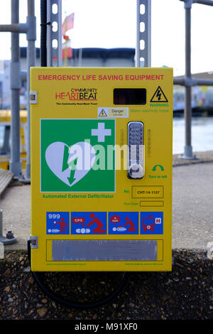 Il defibrillatore eroga una dose di corrente elettrica (spesso chiamato countershock) al cuore. Foto Stock