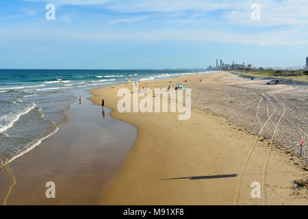 Spiaggia principale, Gold Coast, Queensland, Australia - 10 gennaio 2018. Spiaggia a allo spiedo, con persone e grattacieli di Surfers Paradise a distanza. Foto Stock