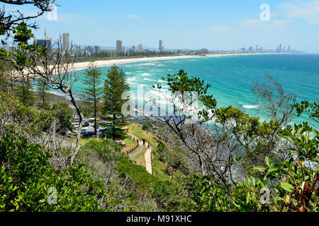 Burleigh capi, Gold Coast, Queensland, Australia - 13 gennaio 2018. Vista da Burleigh capi National Park, verso Surfers Paradise, con edifici, Foto Stock