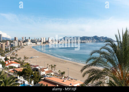 Una vista della spiaggia di Poniente di Benidorm, Costa Blanca, Spagna sole mare e sabbia Foto Stock