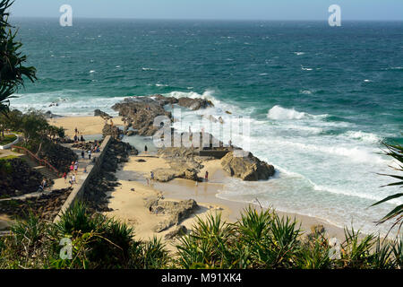 Tweed capi, Gold Coast, Queensland, Australia - 13 gennaio 2018. Costa rocciosa al punto pericolo promontorio sulla Gold Coast di Queensland, con pers Foto Stock